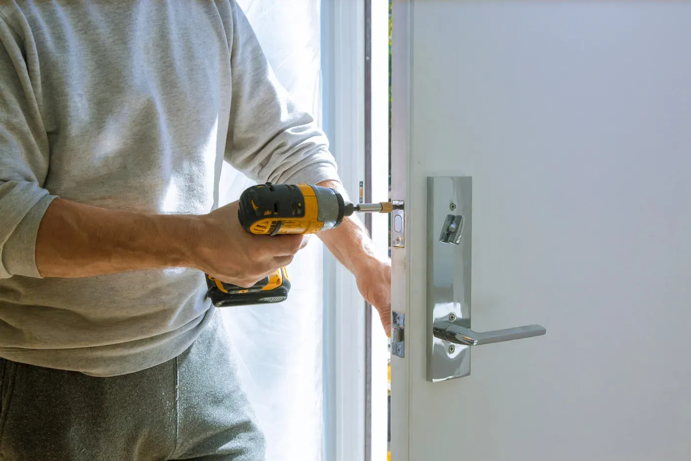Serrurier de l'équipe serrure.online installant une serrure de porte en Île-de-France