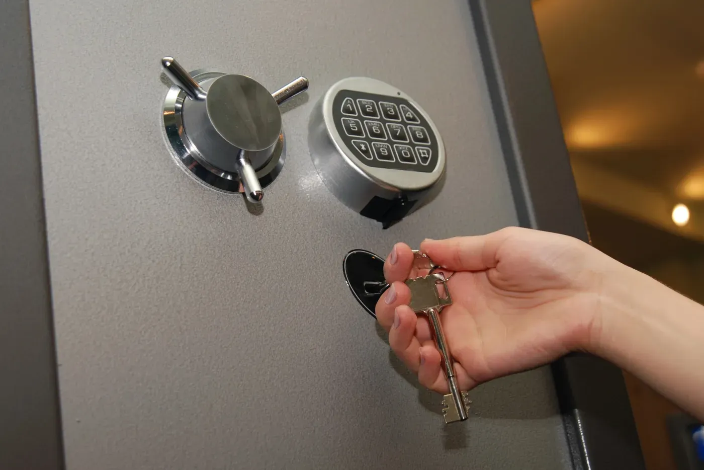 Réglage d'une serrure de porte d'entrée par un serrurier à Paris